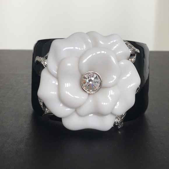 Kenneth Jay Lane Black Enamel cuff bracelet with white camellia flower S/M size - Picture 3 of 10